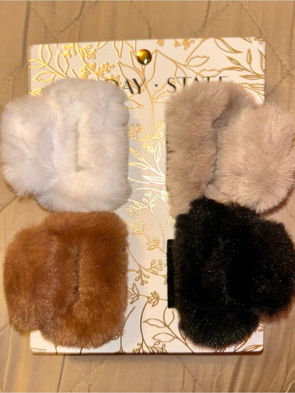 Sunday State NWT 4 Pack Women's Soft Fuzzy Claw Hair Clips Neutral Colors